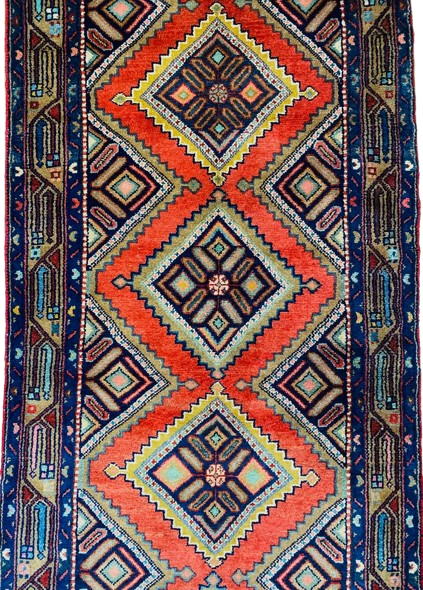605391000_807250352347427_9010411116826987796_n-removebg-preview Origin "Hamedan" Hand Knotted Sheep Wool Persian Rug with Geometric Pattern 9'4" X 3'1"