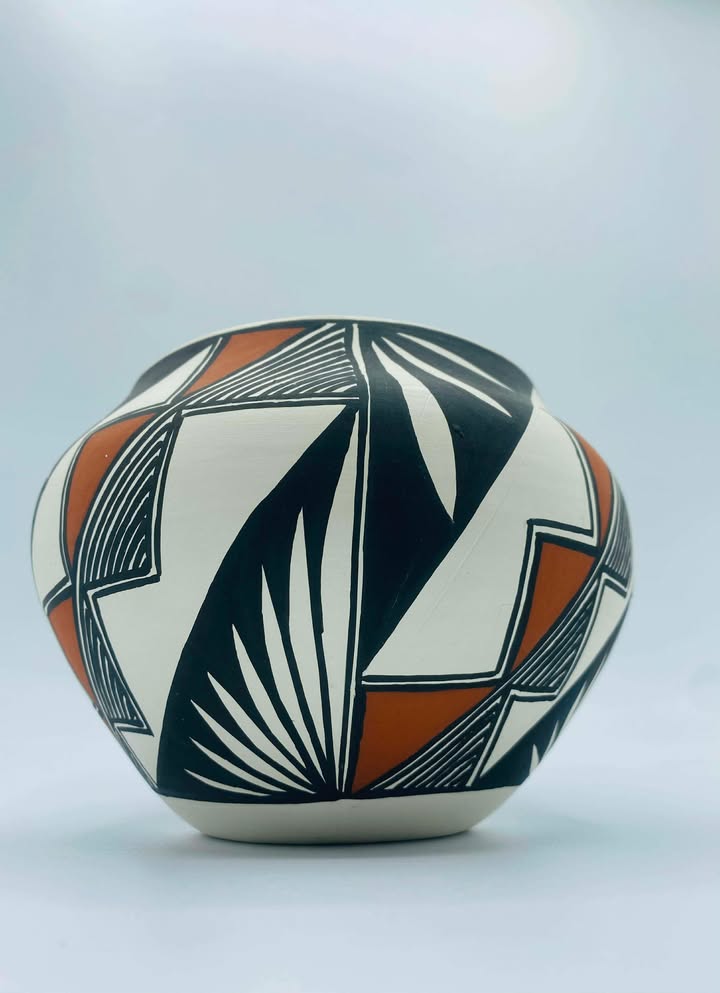 607997394_1586046215755235_5375086349174760258_n Signed "MG" Acoma Pueblo N.M Native American Pottery Vase