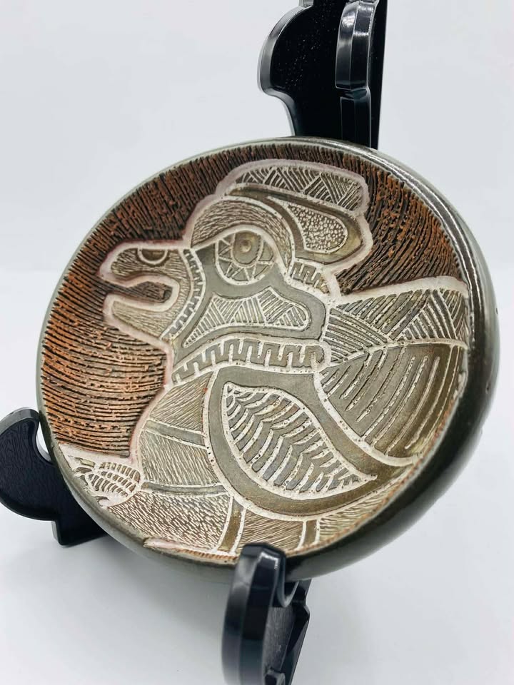 608281561_1941473043438792_1680237995583883340_n 1972 signed "LSchinko" Hand-painted Sgraffito Abstract Bird Motif Pottery Dish