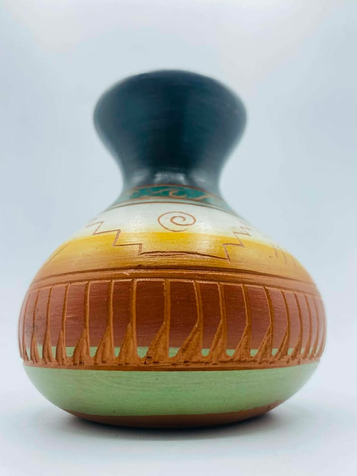 Native American Navajo pottery Vase Signed "Gwin B"