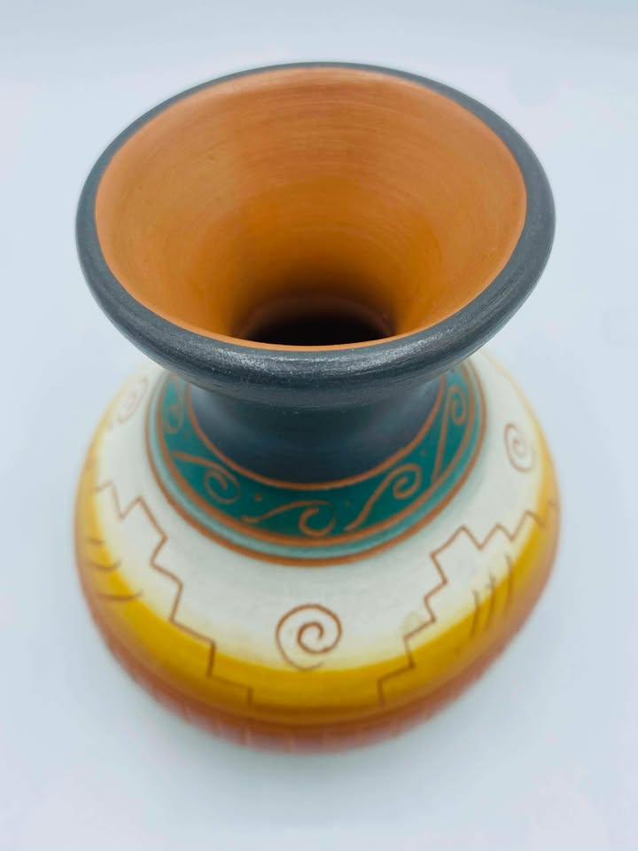 Native American Navajo pottery Vase Signed "Gwin B"