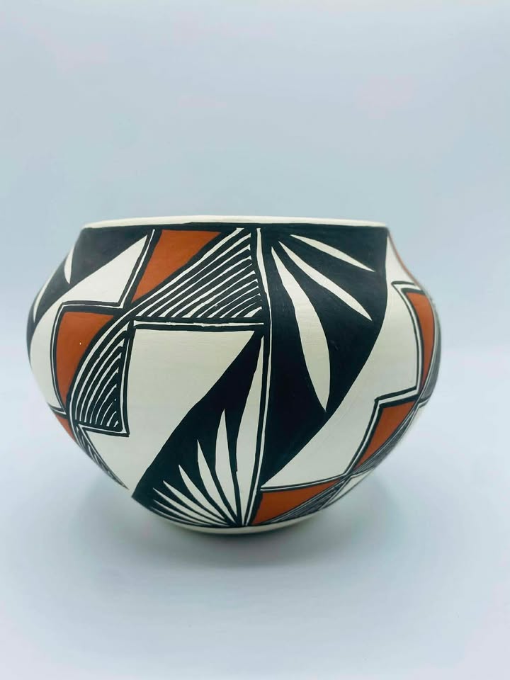 608383487_2006054320309663_1973229265919281873_n Signed "MG" Acoma Pueblo N.M Native American Pottery Vase