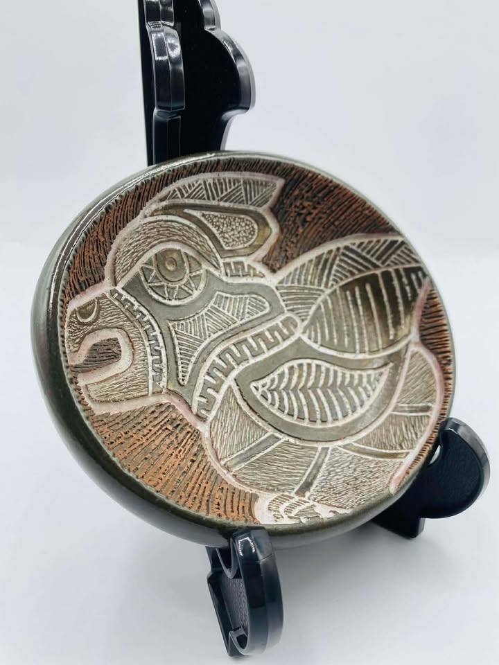 608428106_1341757867991870_8681313908098556808_n 1972 signed "LSchinko" Hand-painted Sgraffito Abstract Bird Motif Pottery Dish