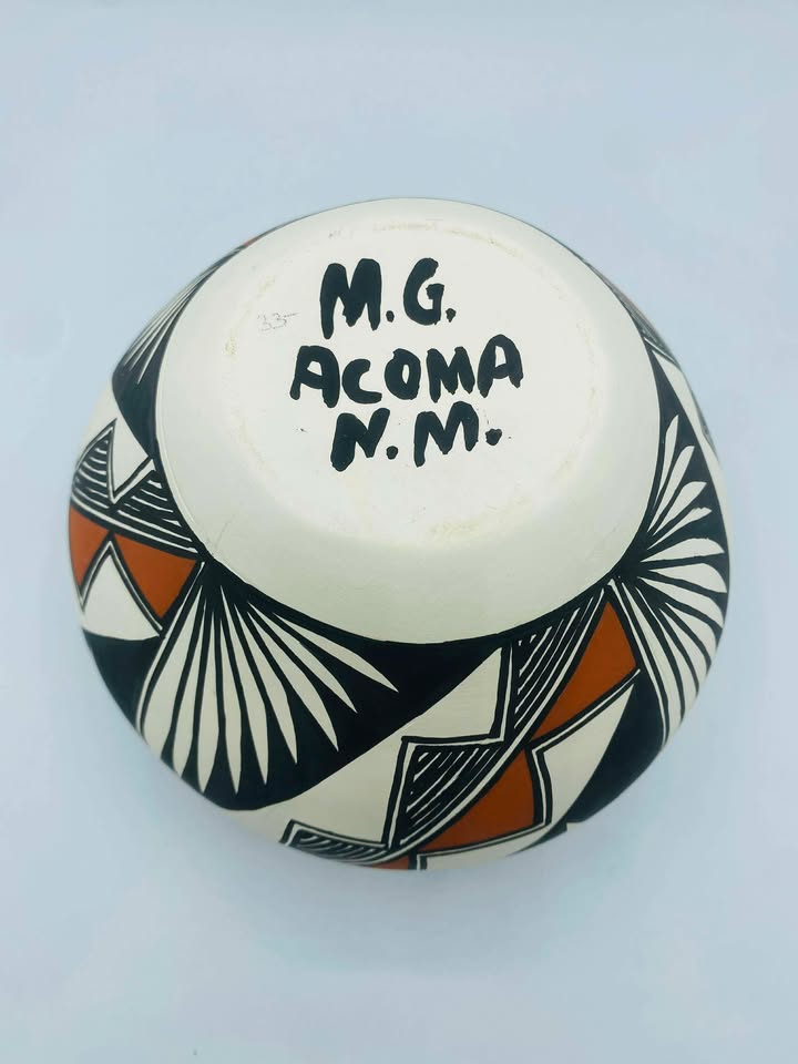 608826690_25643050415396870_6664591119891123701_n Signed "MG" Acoma Pueblo N.M Native American Pottery Vase
