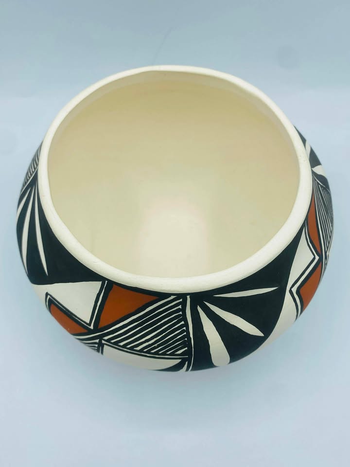 609024127_1952823802321338_6869912569559262487_n Signed "MG" Acoma Pueblo N.M Native American Pottery Vase