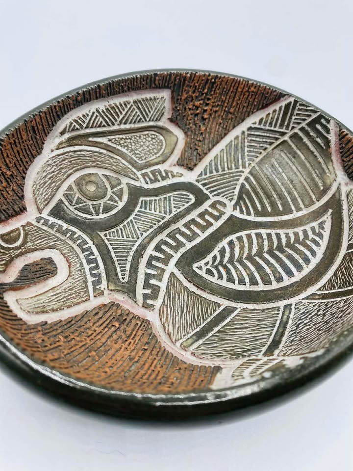 609249656_875160462136693_7790243756749649311_n 1972 signed "LSchinko" Hand-painted Sgraffito Abstract Bird Motif Pottery Dish