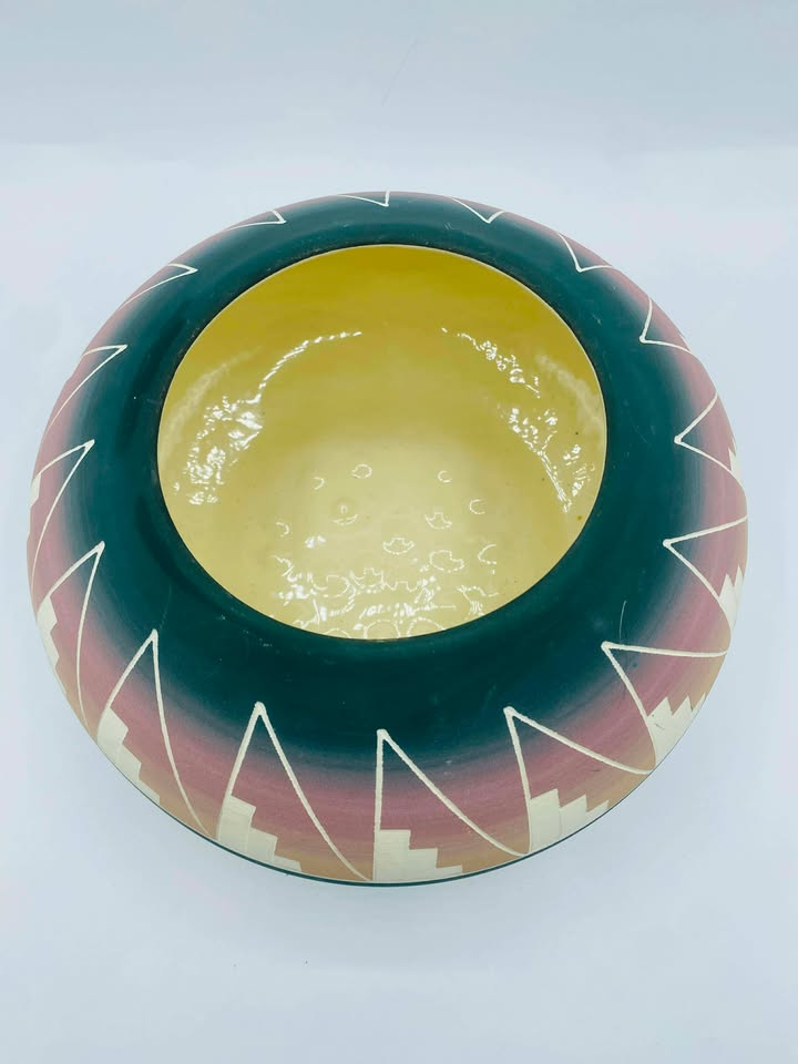 Sioux Native American pottery Bowl/Vase Signed Mishrik Stout