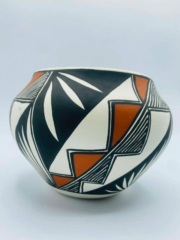 610584662_1514211036315077_2586783756439272390_n Signed "MG" Acoma Pueblo N.M Native American Pottery Vase