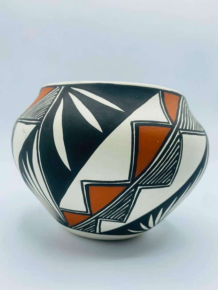 610584662_1514211036315077_2586783756439272390_n Signed "MG" Acoma Pueblo N.M Native American Pottery Vase