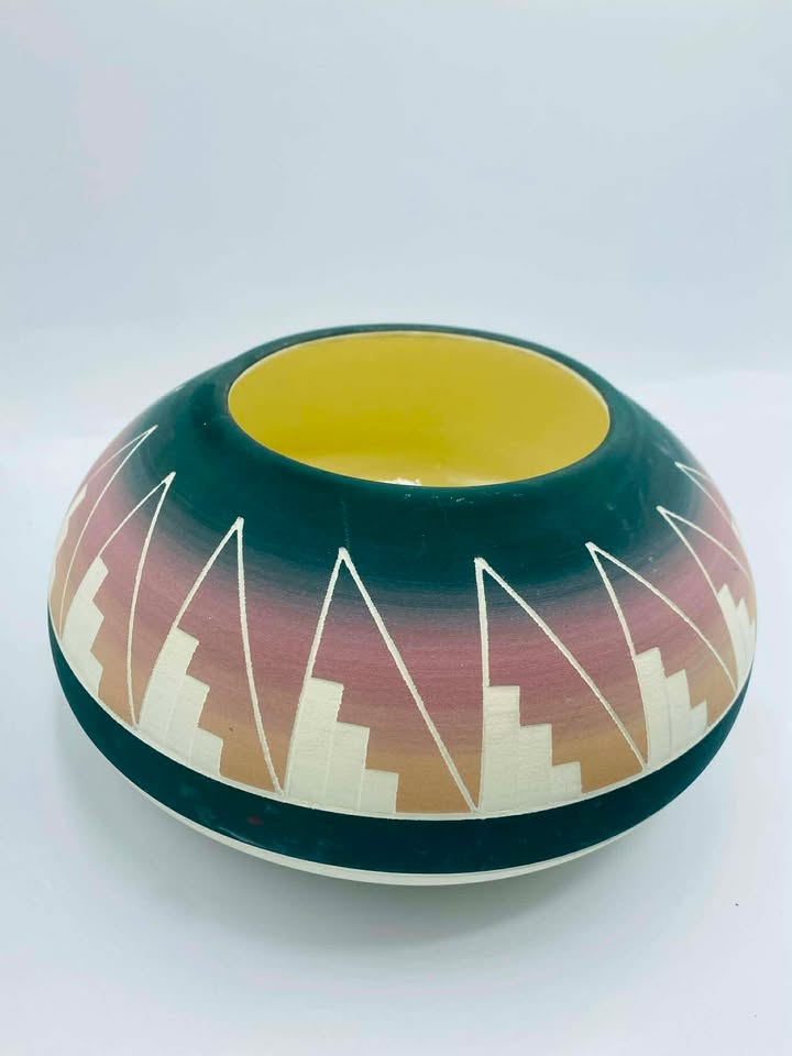 Sioux Native American pottery Bowl/Vase Signed Mishrik Stout